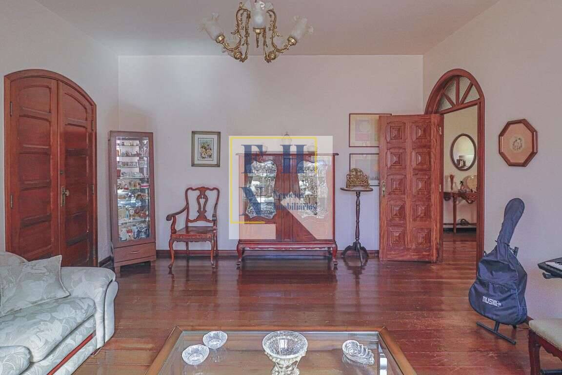  - Casa 6 Quartos à Venda na Cachoeirinha em Belo Horizonte