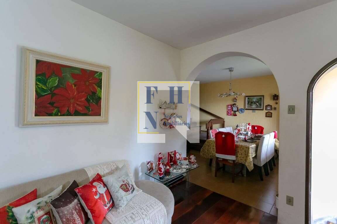 Casa à venda com 3 quartos, 200m² - Cachoeirinha,