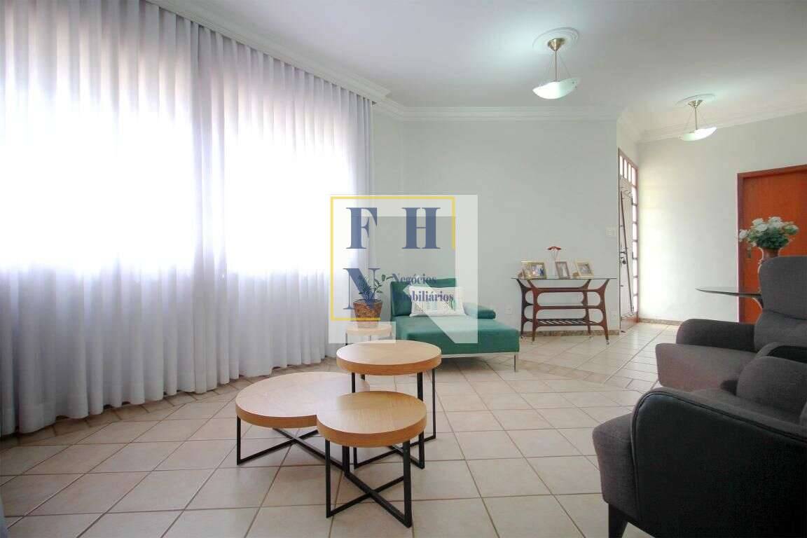 Casa à venda com 3 quartos, 244m² - Cachoeirinha,