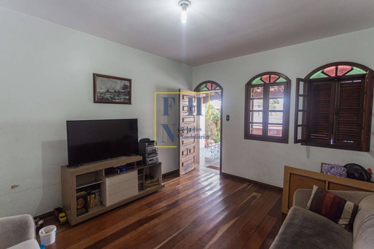 Casa à venda com 3 quartos, 400m² - Cachoeirinha,