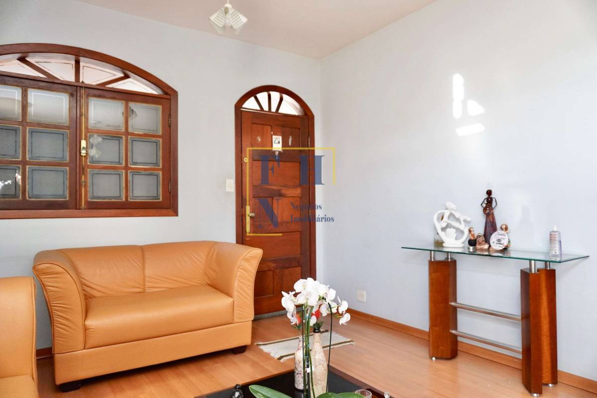  - Casa 5 Quartos à Venda na Cachoeirinha em Belo Horizonte