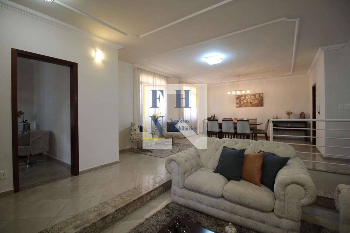 Casa à venda com 3 quartos, 320m² - Castelo,