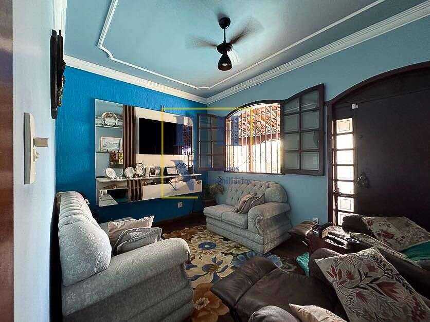 Casa à venda com 4 quartos, 242m² - Castelo,