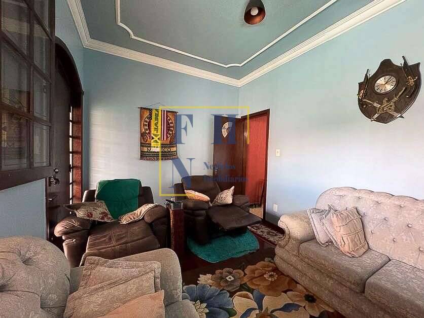 Casa à venda com 4 quartos, 242m² - Castelo,