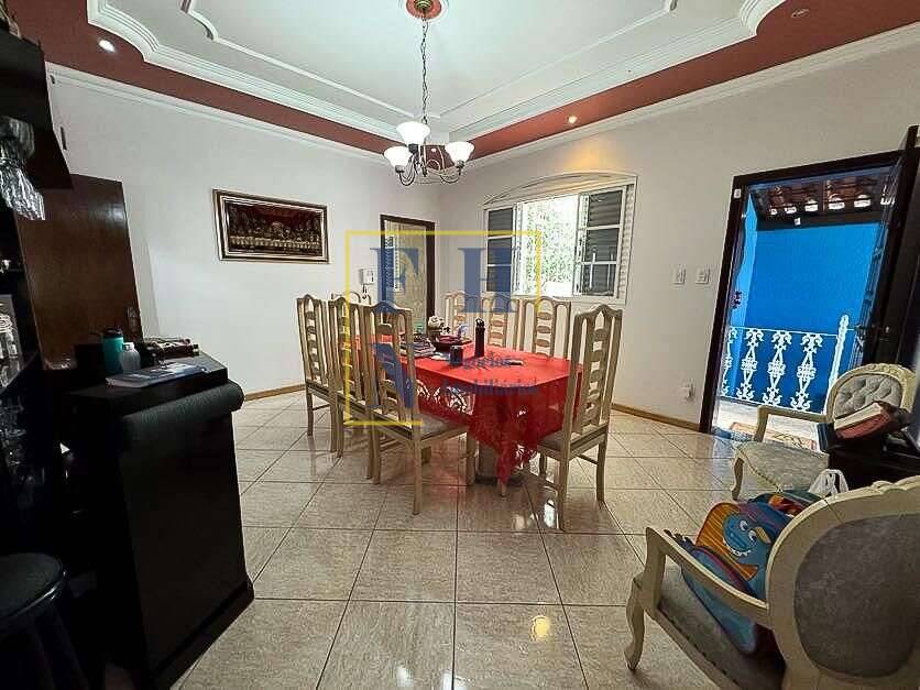 Casa à venda com 4 quartos, 242m² - Castelo,