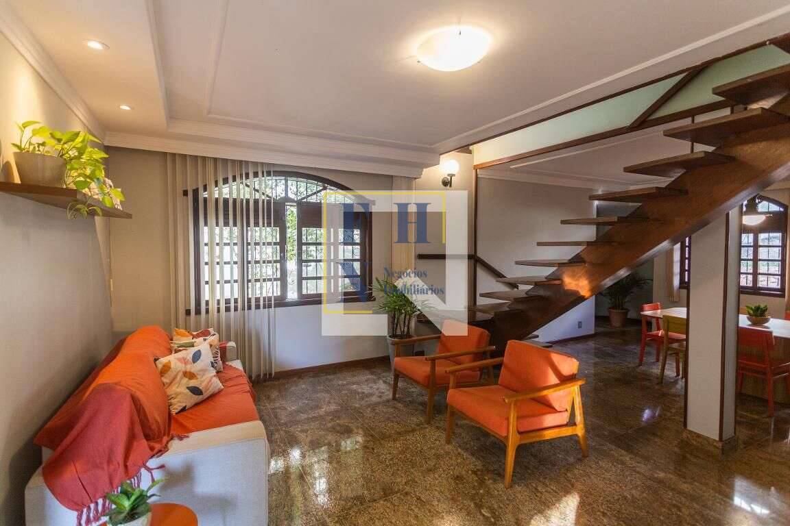 Casa à venda com 4 quartos, 315m² - Fernão Dias,