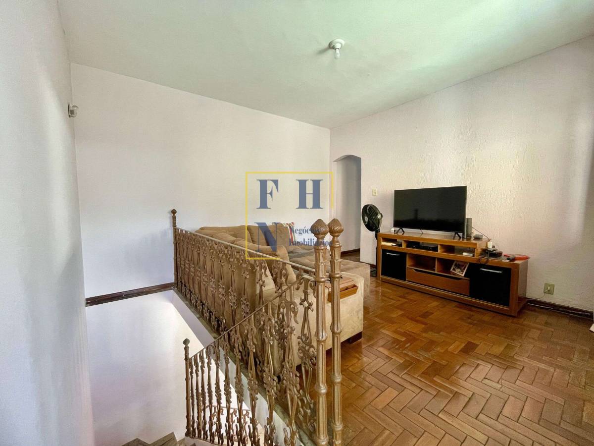 Casa à venda com 3 quartos, 380m² - Fernão Dias,