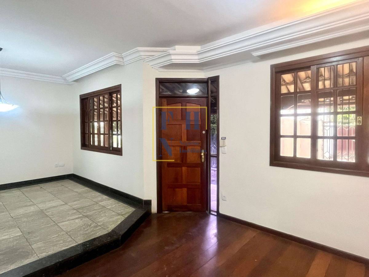Casa à venda com 3 quartos, 450m² - Fernão Dias,
