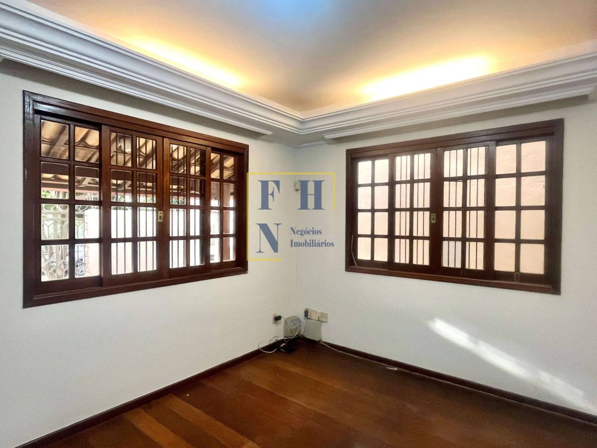 Casa à venda com 3 quartos, 450m² - Fernão Dias,