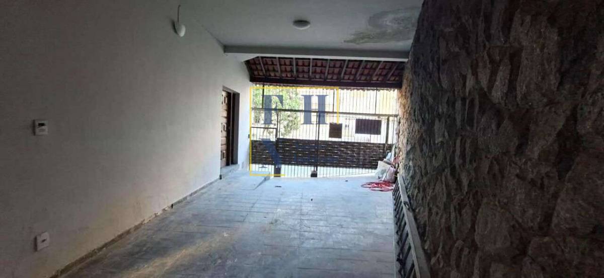 Casa à venda com 5 quartos, 307m² - Floresta,