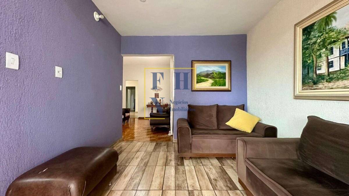 Casa à venda com 3 quartos, 236m² - Sagrada Família,
