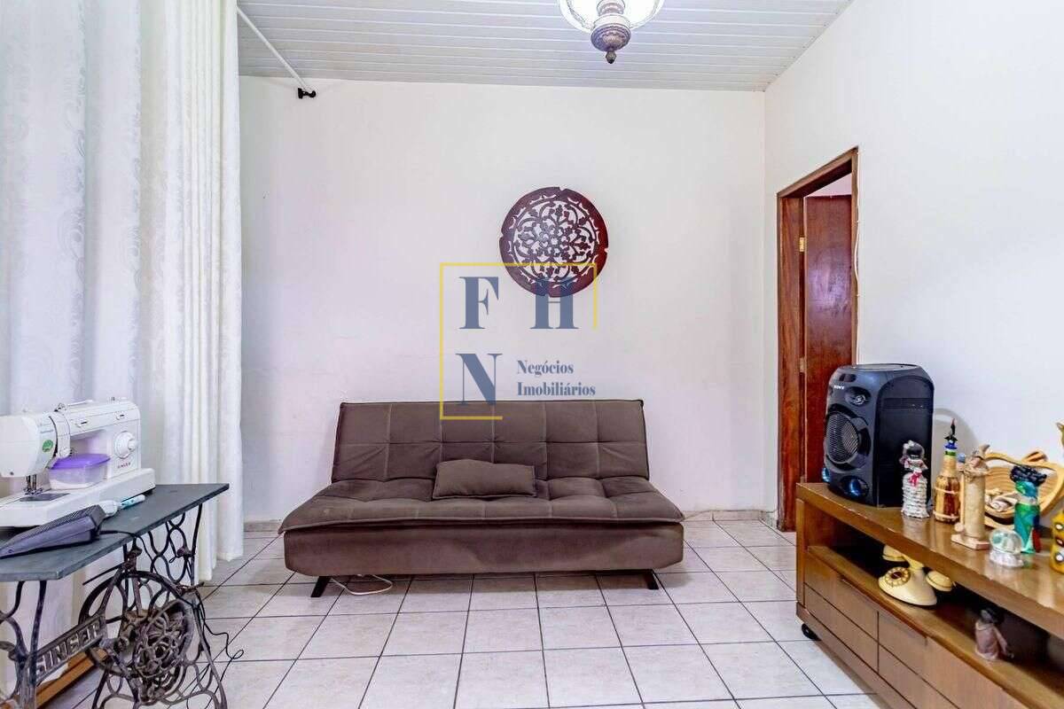 Casa à venda com 5 quartos, 200m² - Sagrada Família,