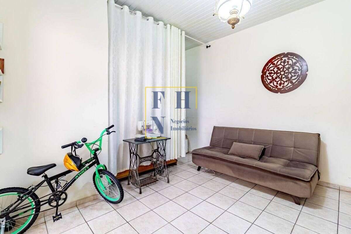 Casa à venda com 5 quartos, 200m² - Sagrada Família,
