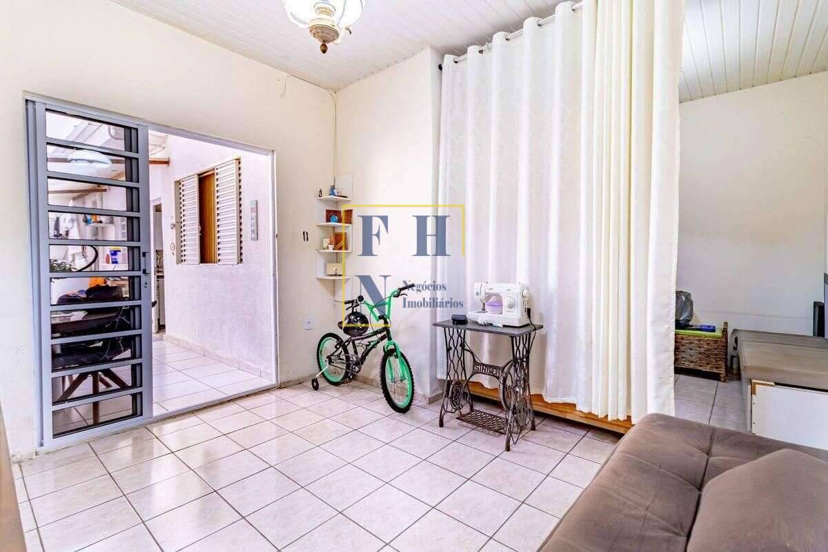Casa à venda com 5 quartos, 200m² - Sagrada Família,