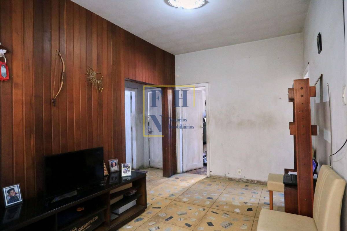 Casa à venda com 3 quartos, 2763m² - Sagrada Família,