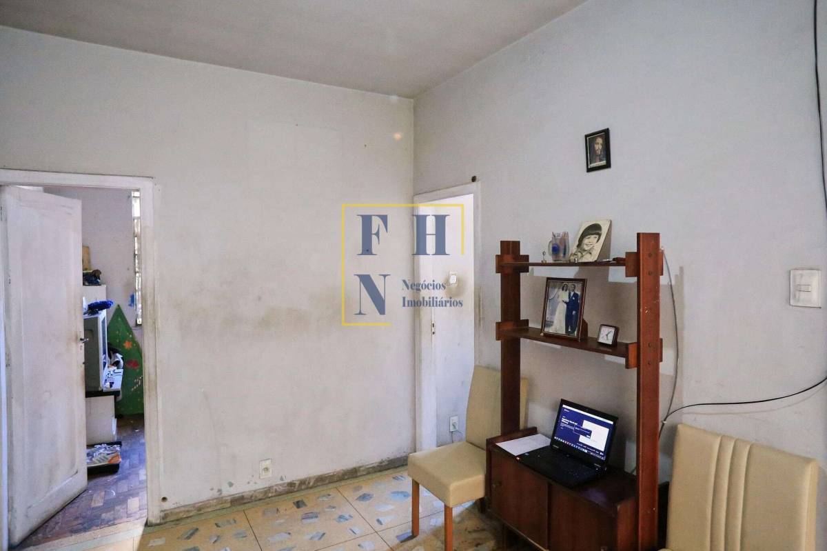 Casa à venda com 3 quartos, 2763m² - Sagrada Família,