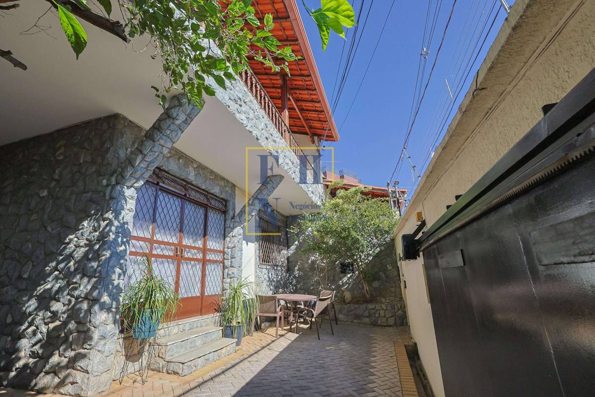 Casa à venda com 5 quartos, 298m² - Sagrada Família,