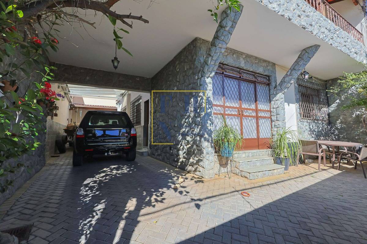 Casa à venda com 5 quartos, 298m² - Sagrada Família,
