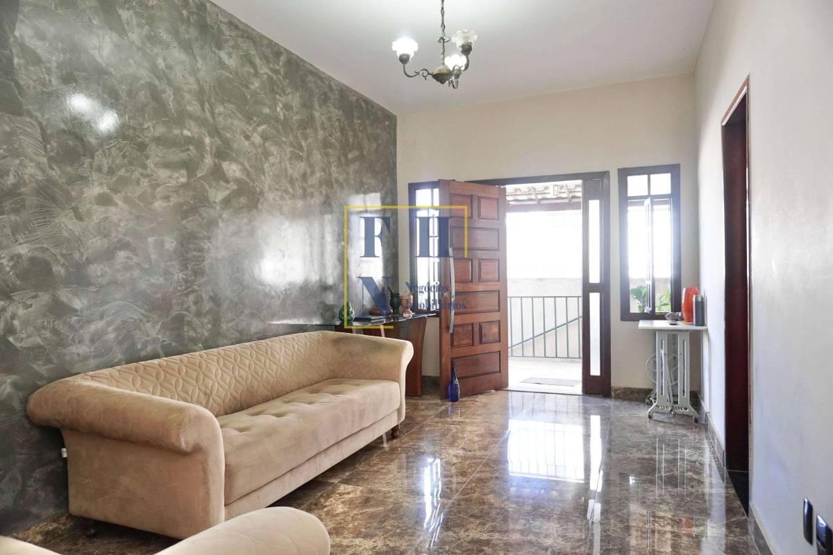 Casa à venda com 4 quartos, 200m² - Sagrada Família,