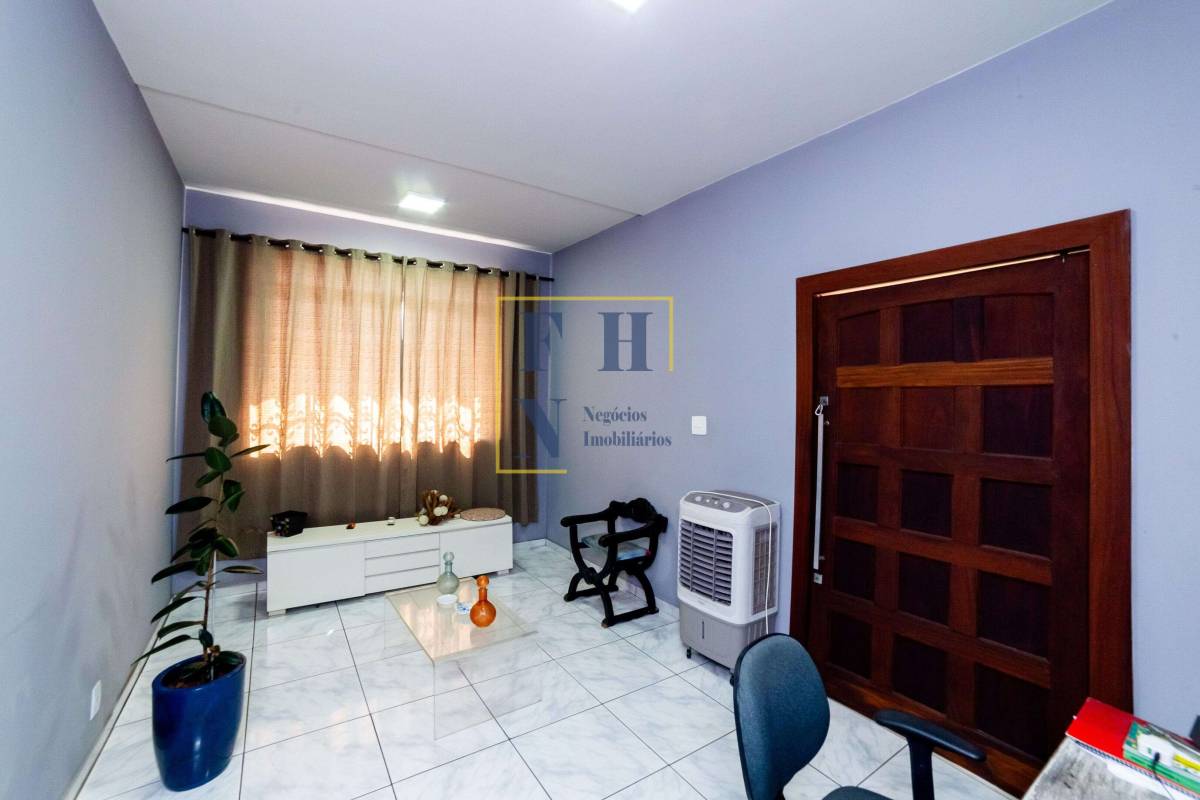 Casa à venda com 3 quartos, 226m² - Sagrada Família,