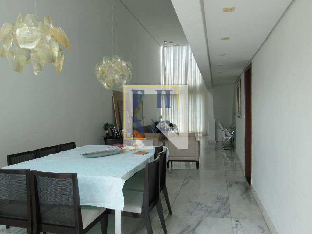 Casa 4 Quartos à Venda na Santa Lúcia em Belo Horizonte