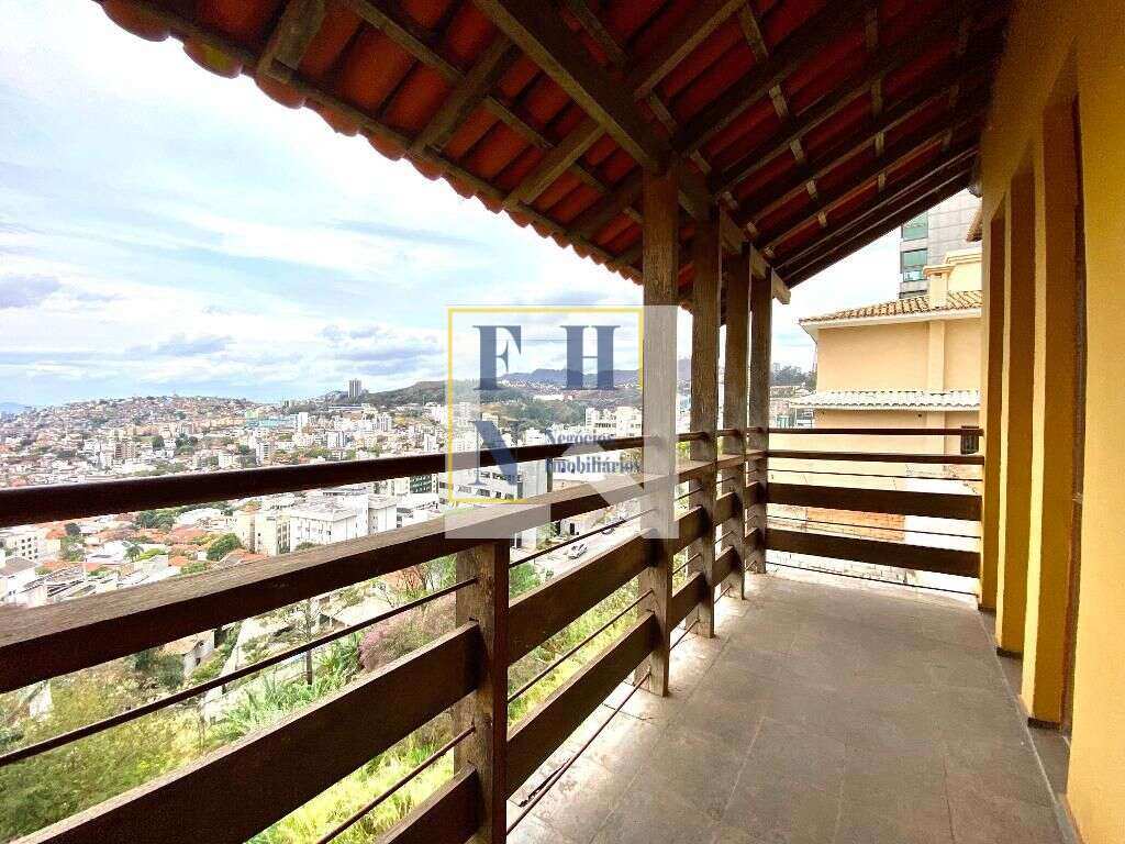 Casa 4 Quartos à Venda na Santa Lúcia em Belo Horizonte